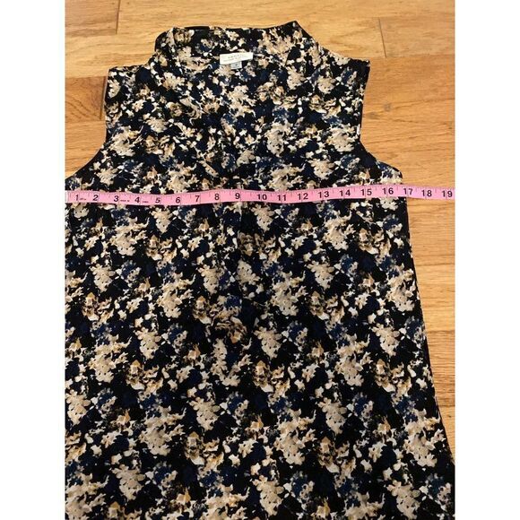 Tahari, women's dark patterned, sleeveless collared blouse with front tie sz sm - Picture 4 of 7